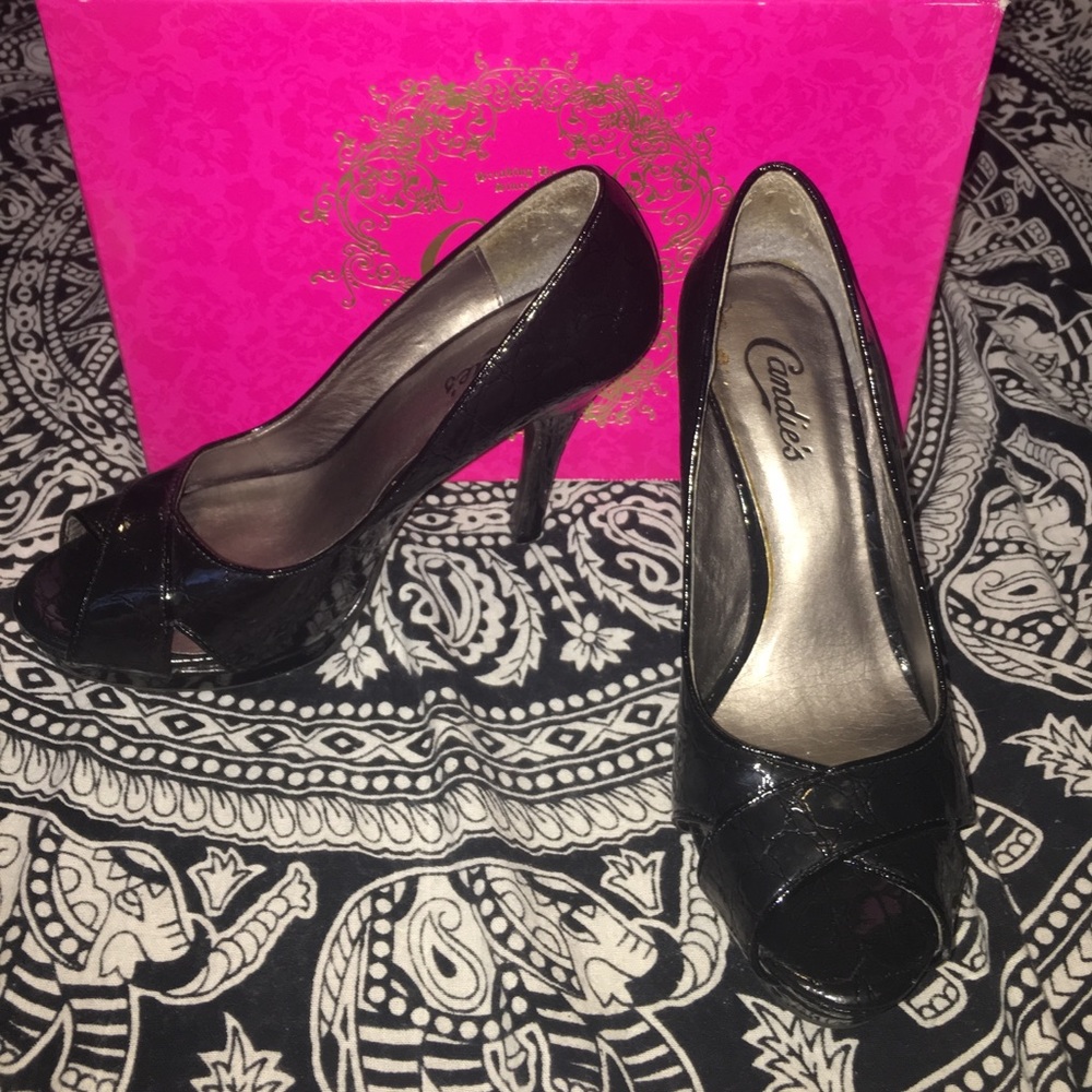Snake type of black heels